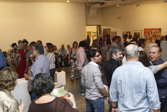 SOLIDARIEDADE Salão do Museu do Estado cheio de gente para conferir a Exposição de Artes do IMIP