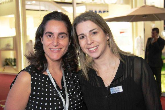FEIRA Tatiana Menezes, uma das responsáveis pela Equipotel NE, ao lado de Renata Pereira