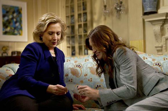 MÃES EXTRAORDINÁRIAS Hillary Clinton é uma das entrevistadas por Julia Roberts