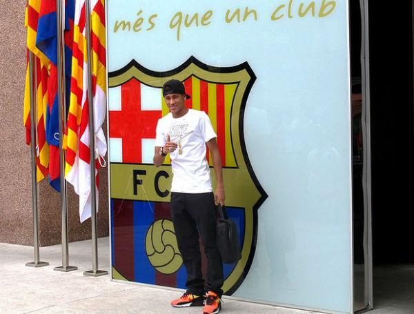 CONTRATATO Neymar vai assinar contrato e se apresentar á torcida