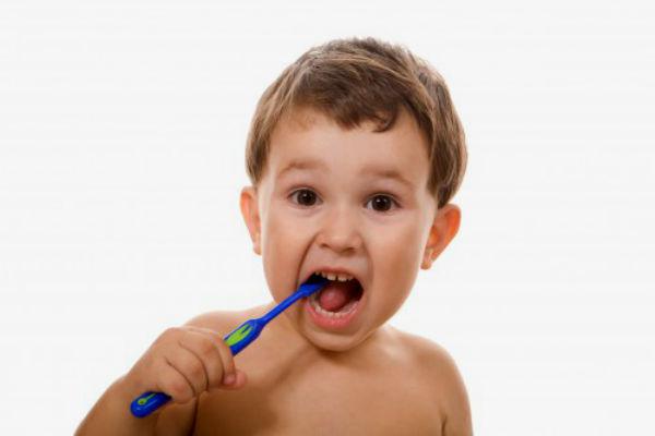 Ensinar bons hábitos de higiene bucal para seus filhos é uma das melhores lições de saúde que você pode ensinar a eles