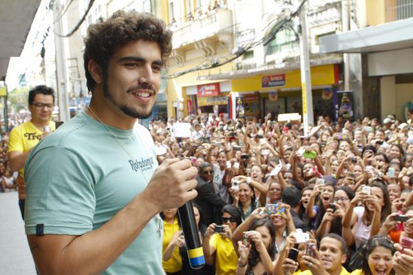 Caio agradeceu o carinho das fãs que lotaram a rua da Imperatriz (Foto: Divulgação)
