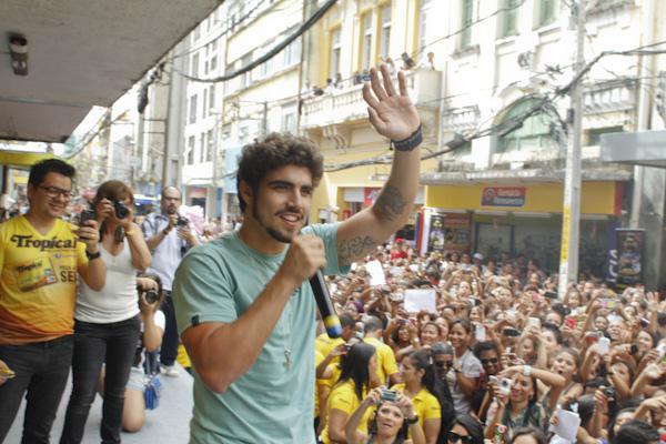Caio Castro conversou e tirou fotos com o público (Foto: Divulgação)