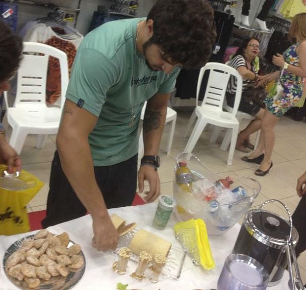 Caio Castro aproveitou para pegar um pedacinho de bolo de rolo (Foto: Mariana Lins/Especial para o Social1)