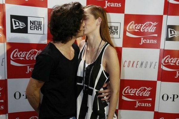 Fiuk e Sophia Abrah&atilde;o trocam beijos no Fashion Rio (Agnews)
