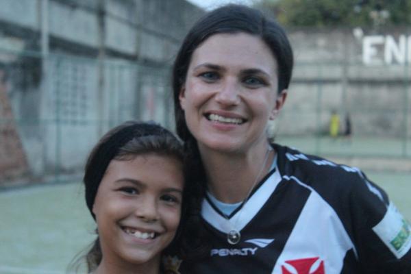 Erica Woda com jogadora mirim do Vasco