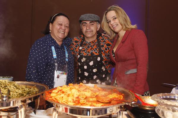 O chef italiano Miotto Alessandro entre Jane e Rafa Suassuna