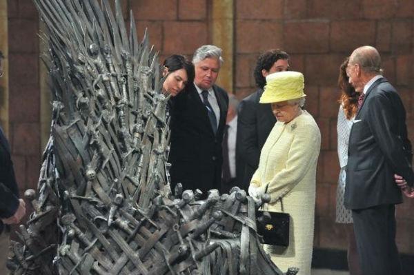 A Rainha Elizabeth observa o trono de ferro