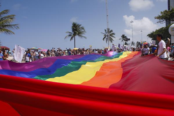 Bandeira da diversidade com as cores do arco-íris.