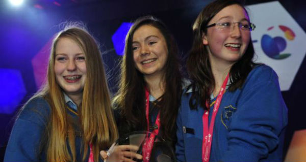 Ciara Judge, Émer Hickey e Sophie Healy-Thow (16, 17, 17) - As três meninas conquistaram o prêmio da Feira de Ciências do Google;