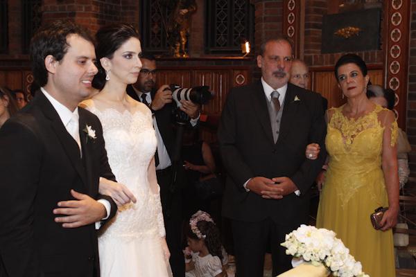 Os noivos sob os olhares de Armnando Monteiro e Mônica Guimarães