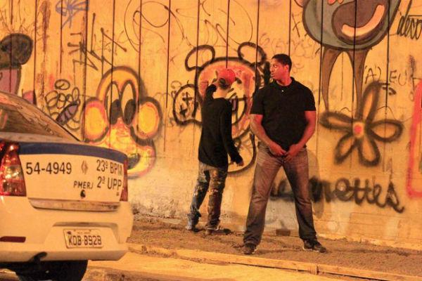Justin Bieber pichando muro no Rio  (Foto: Gabriel Reis/Divulgação)