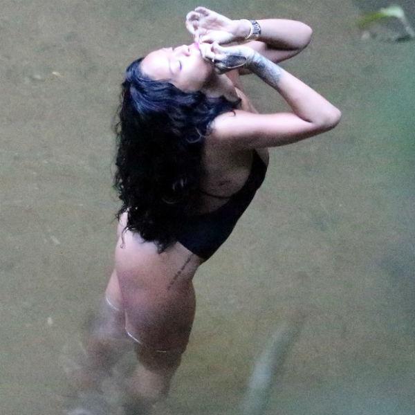 Rihanna fumando (Foto: André Freitas /Divulgação)
