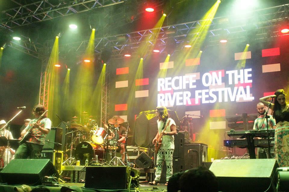 Banda Manga Rosa abriu o festival Recife on The River