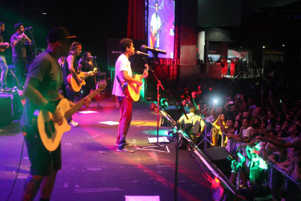 Natiruts se apresentou no Recife no pré-revéillon do Chevrolet Hall. Foto: VInícius Ramos/Divulgação