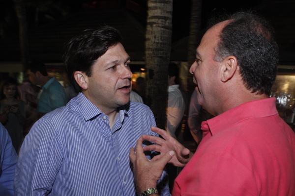 Geraldo Julio colocando a conversa em dia com Fernando Bezerra Coelho