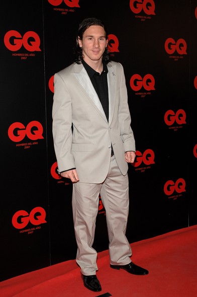 Em 2007, em prêmio realizado pela revista GQ, Messi foge do preto e usa um terno claro. O argentino ainda usava os cabelos compridos