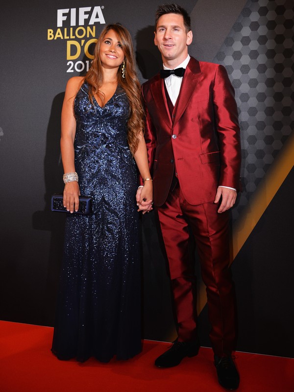 Em 2014, Messi não foi nem um pouco discreto e apareceu com um terno vermelho