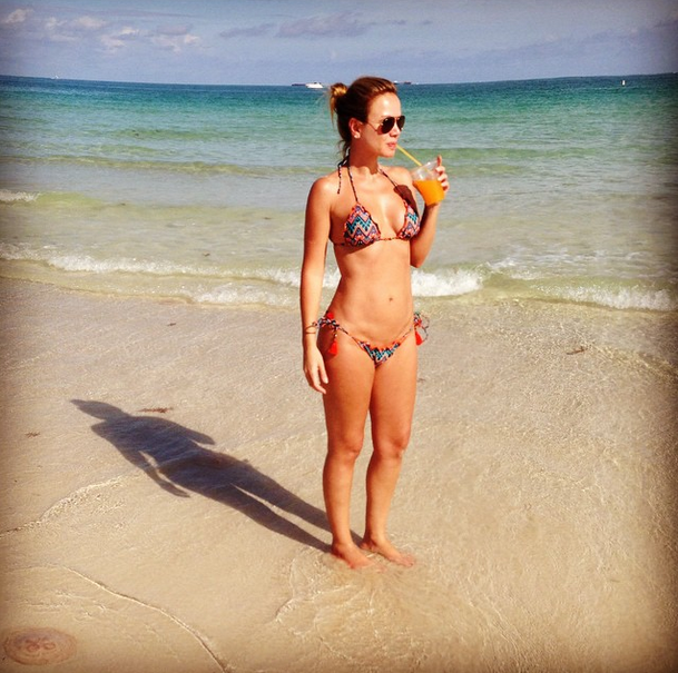 A apresentadora Eliana mostra curvas em foto postada na sua conta do Instagram. 