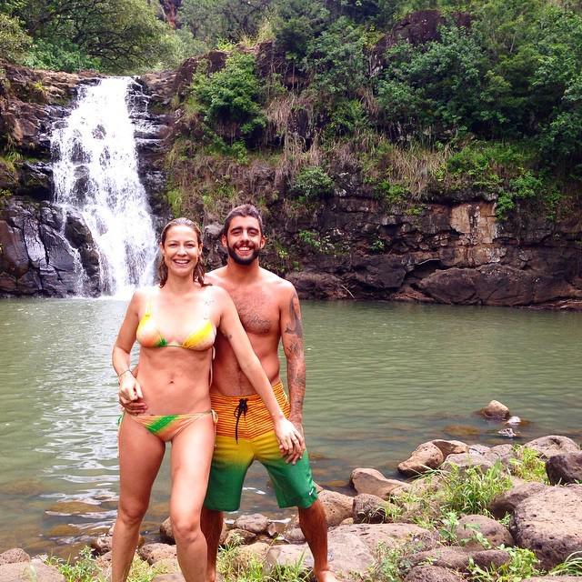 Luana Piovanni e seu marido,  Pedro Scooby, posam para cliques no Havaí