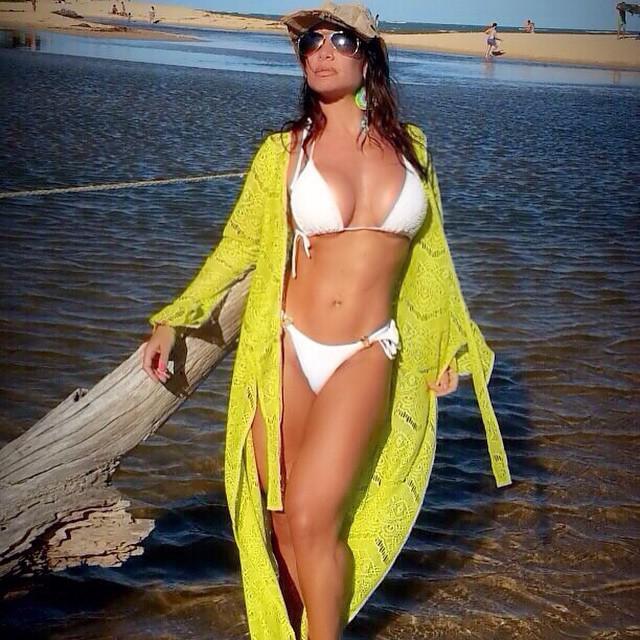 Sheila Carvalho posta fotos no Instagram curtindo a praia