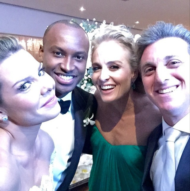 Luciano Huck posta selfie em seu Instagram com Angélica e os recém-casados