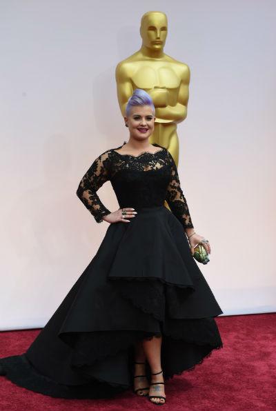 Kelly Osbourne chamou atenção em seu vestido da grife Rita Vinieris