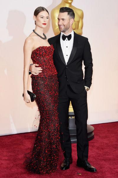 O deslumbrante casal Adam Levine e Behati Prinsloo vestindo Armani