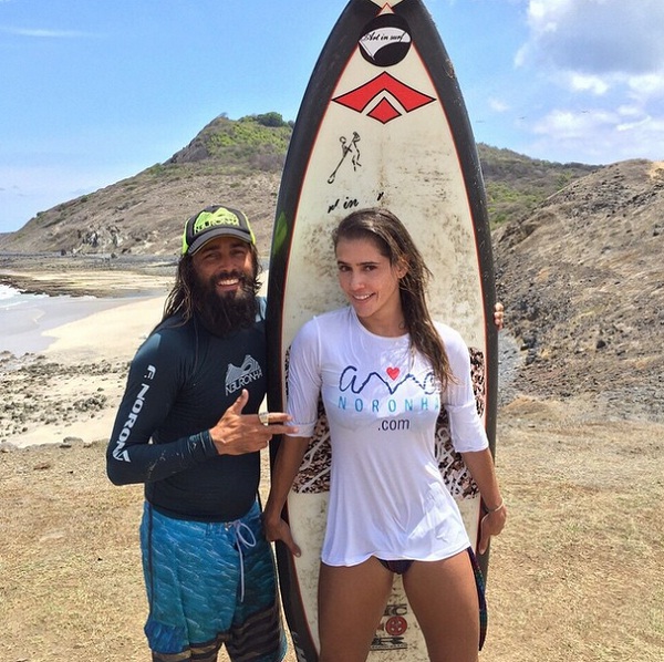 Deborah Secco teve aulas de surfe em Noronha