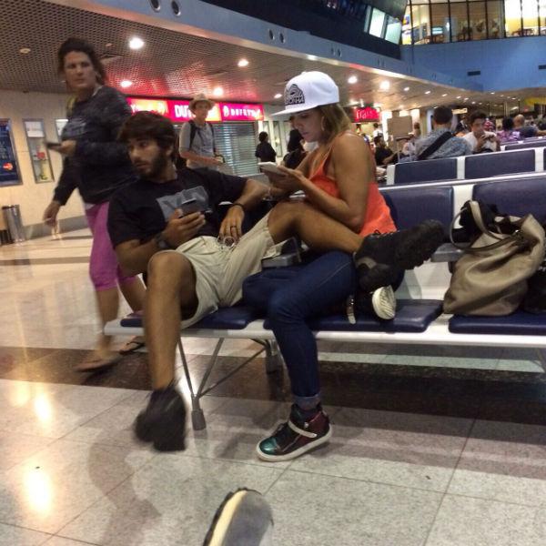 Na volta para casa, a atriz foi clicada no aeroporto do Recife