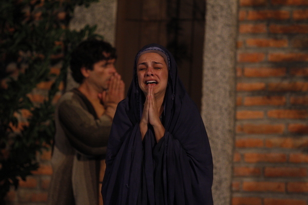 Paloma Bernardi se emociona fazendo Maria