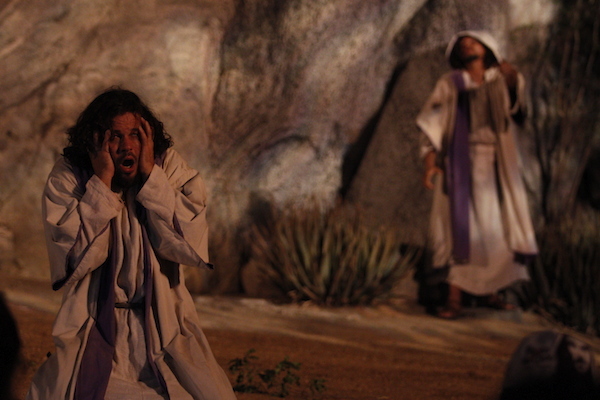 Judas, interpretado por José Barbosa, sofre a tentação após trair Jesus
