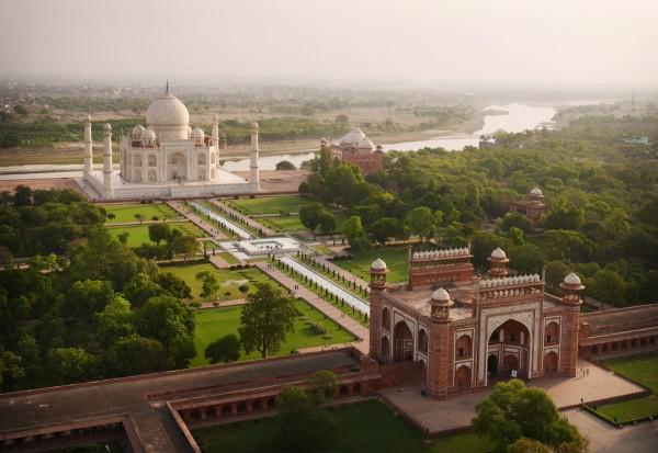 Os primeiros turistas do sia passam pelo portões do Taj Mahal