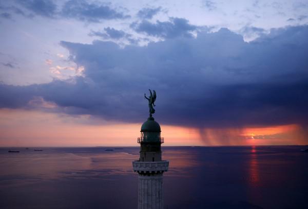 O Farol Vittoria na Itália, com vista para o Golfo de Trieste ao pôr do sol