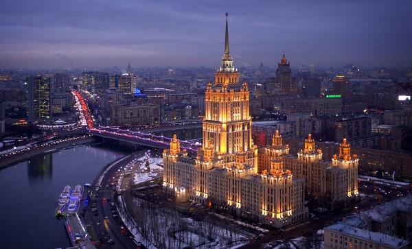 Hotel Ukraina, iluminada ao anoitecer, em Moscou