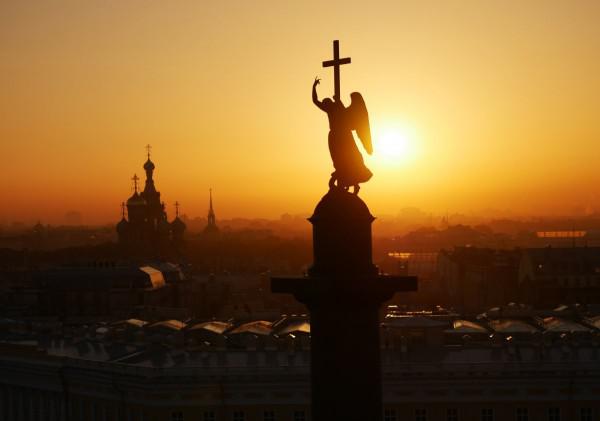 O anjo no topo da coluna de Alexander, em São Petersburgo, Rússia