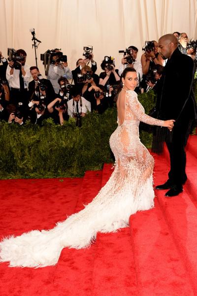 Kim Kardashian chamou bastante atenção com vestido de Peter Dundas. Fotos: Getty Images/Reprodução