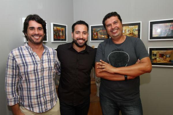 O  arquiteto Rafael Amaral Tenório comemorando as exposições de Eudes Santana (à direita da foto) e Felipe Haeckel em seu escritório na Galeria.