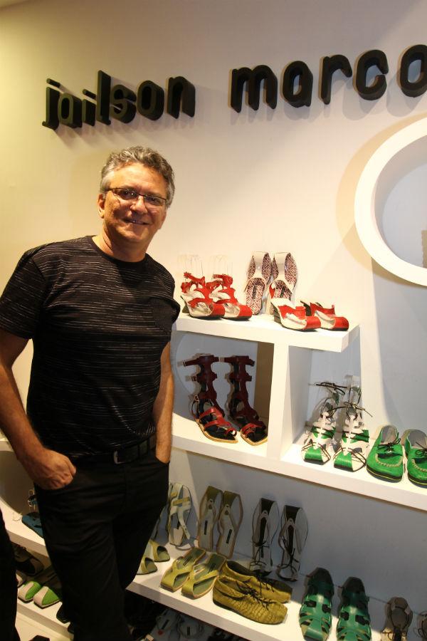  O designer de sandálias Jailson Marcos também recebeu convidados para lançar o site novo da sua marca e apresentar os modelos do verão 2016. Vários deles inspirados no desenho de ladrilhos hidráulicos de Pernambuco