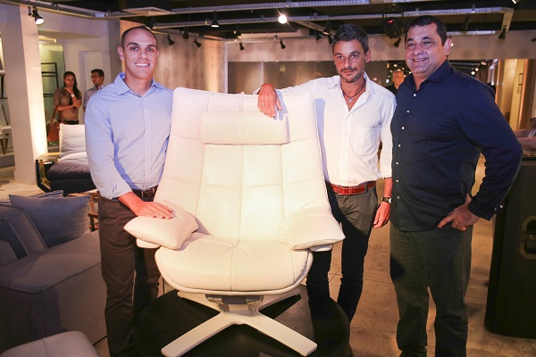 Jacson Bortagaray, Otávio Milo e Salim Moisés com a cadeira