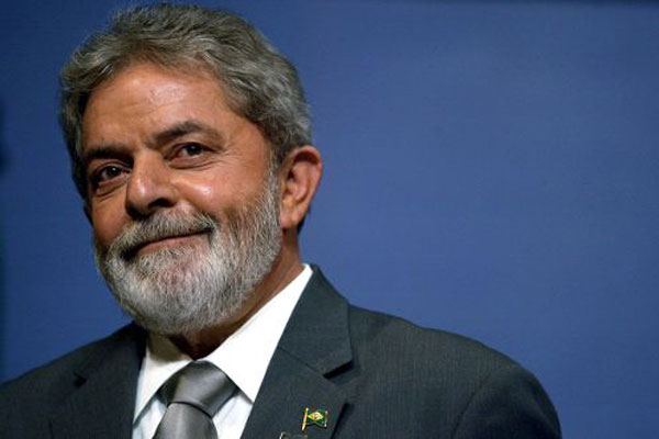 O autor afirma que a mudança de visual de Lula foi um fator crucial para sua eleição