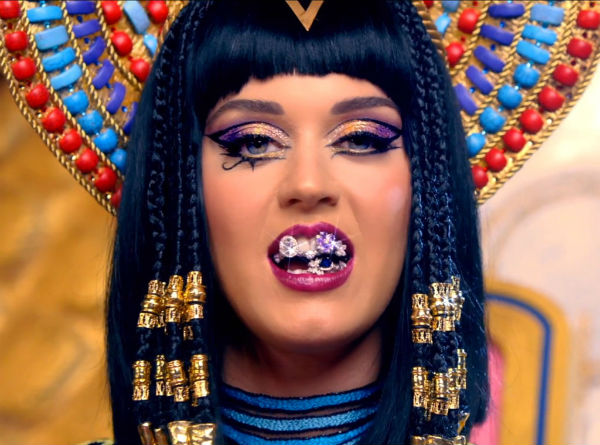 Katy Perry é a artista que mais lucrou no último ano