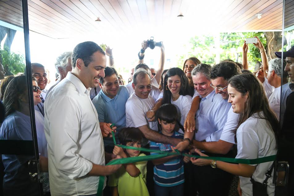 Governador, prefeito e voluntários na inauguração de 19 novos ambientes do HCP. Fotos: Divulgação