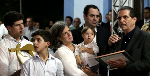 Renata Campos ao lado do governador Paulo Câmara e dos filhos na missa - Fotos: Aluisio Moreira/Divulgação