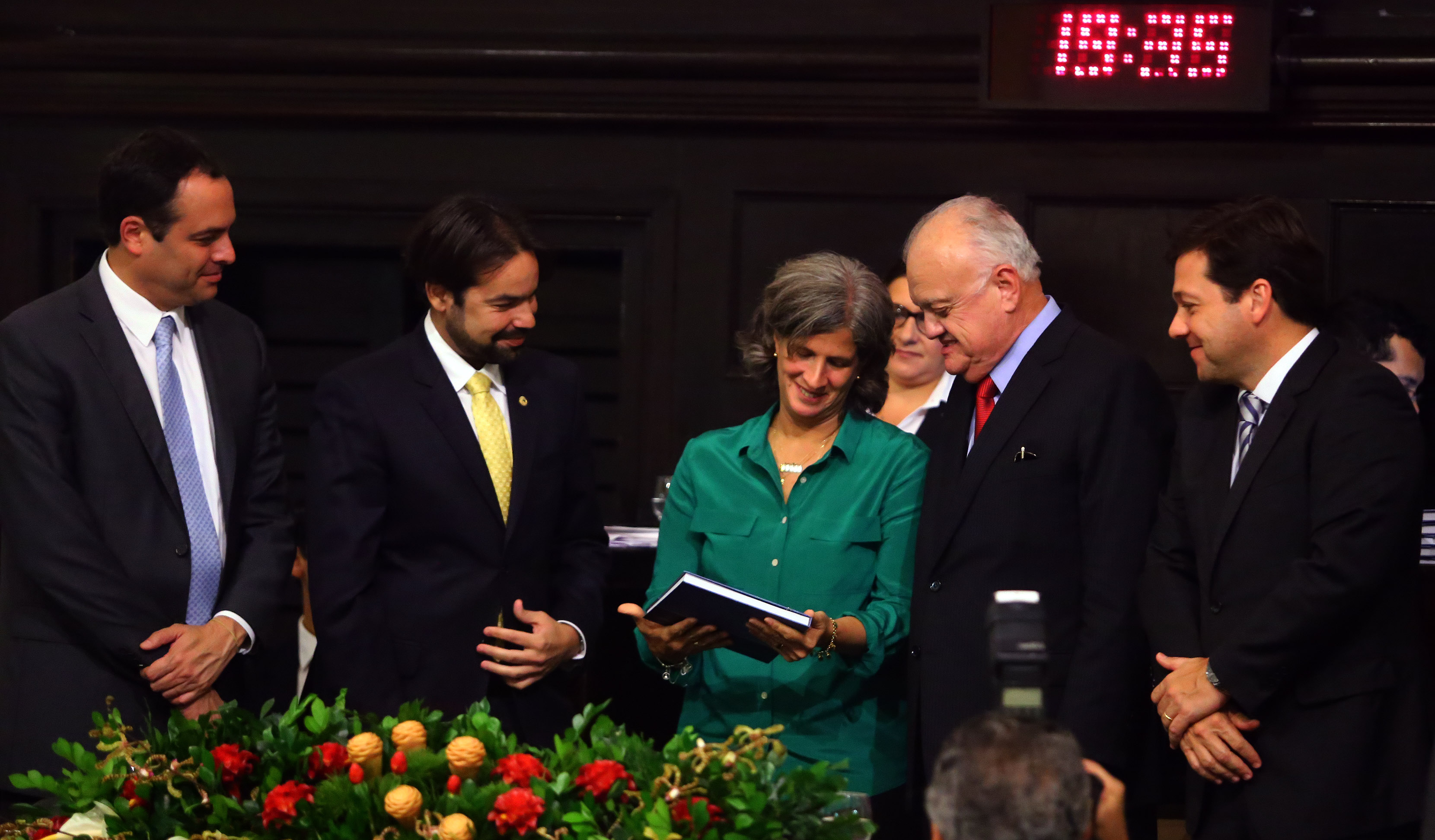 Paulo Câmara, o deputado Diogo Moraes, Renata Campos, o presidente da Alepe Guilherme Uchoa e o prefeito do Recife, Geraldo Julio