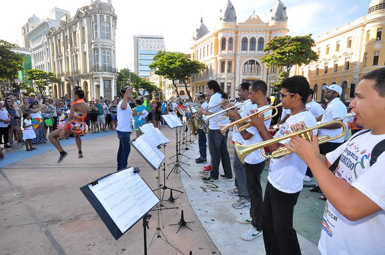 Orquestra Arruando em ação no Marco Zero. Foto: Tiago Silva/Divulgação