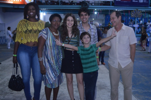 A atriz Luiza Arraes com o namorado George Sauma, o pai Guel Arraes e o irmão entre integrantes da escla