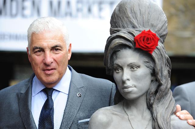 Mitch Winehouse ao lado de escultura da filha