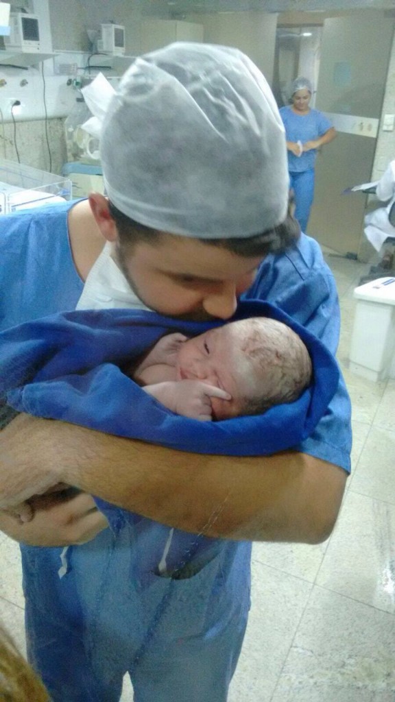 José Henrique, logo após nascer, no colo do pai, Luciano 