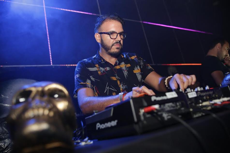 DJ Thikos é residente da Maledita. Foto: Celo Silva/Divulgação